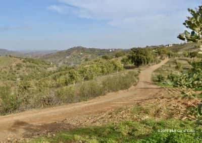 Pad met uitzicht op omliggende heuvels en dalen van de Cerro do Caldeirão