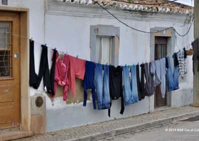 Waslijn met kleding langs een huis