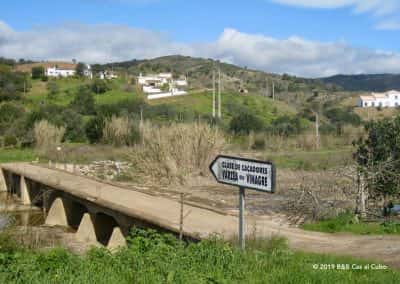 Brug Varzeas do Vinagre, rivier Alportel, groene heuvels, WandelenAlgarve