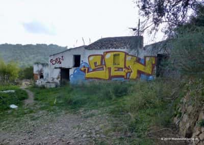 Boven de Asseca Rivier staat een ruïne, vol met graffiti