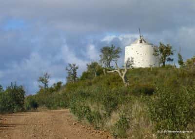 Ruïne van molen bij Salir, op wandelroute