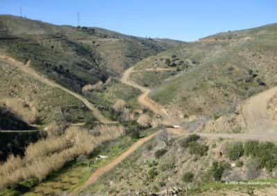 Pad door de vallei op wandelroute Alcaria do Cume met uitzicht op hoogspanningsmasten