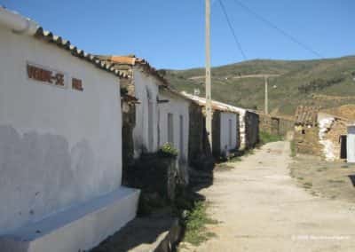Honing te koop in gehuchtje op wandeling Serra de Alcaria do Cume TAV PR15