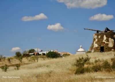 De oude windmolen langs route CTM PR3 bij Azinhal