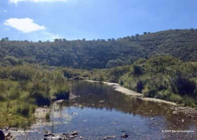 Algarve en Alentejo gescheiden door de ribeira Vascão op wandelroute LLR PR21 Revezes