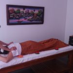 Kunden ligger på magen och ryggen får välgörande massage.