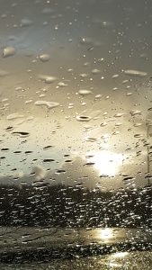 Jag har en fast tro på att även efter den värsta storm så tittar så småningom solen fram igen, kanske genom en regnvåt bilruta som här.