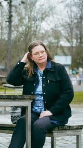 Bild på Maria Anderson - Webmaster - utanför Högskolan Väst
