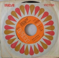 Hank Locklin – Send Me The Pillow That You Drem On / Please Help Me I’m Falling.