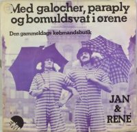 Jan & René – Med Galocher, Paraply Og Bomuldsvat I Ørerne.(lilla).