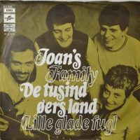 Joan’s Family – De Tusind Øers Land / Lille Glade Fugl.