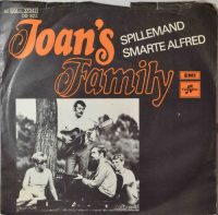 Joan’s Family – Spillemand.
