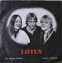 Lotus – Du Sover Indeni.