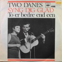 Two Danes – Syng Dig Glad / To Er Bedre End Een.