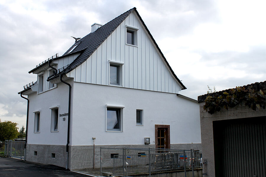 Ansicht Haus mit neuem Dach