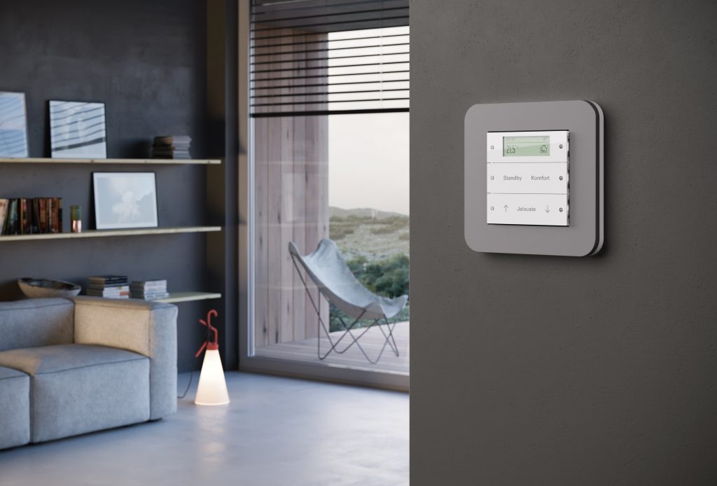 Schalter von Gira, Modell E3, an der Wand im Wohnraum