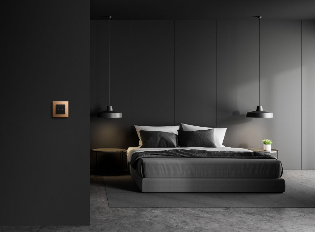 Smart-Home-Pionier Gira erweitert Esprit-Serie um die Trendfarbe Bronze: Glanzvoller Rahmen für Design-Schalter 20 02_Pressebild_Gira KNX Taster 4 in der Farbe Esprit Bronze