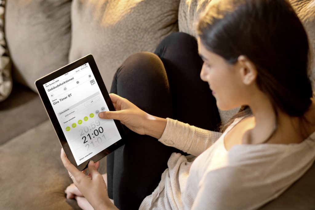 Datenschutz und Datensicherheit im Smart Home: 7 Experten-Tipps von Smart-Home-Pionier Gira 19 Bild zeigt Feature Frau mit Smart Home-Technik von Gira