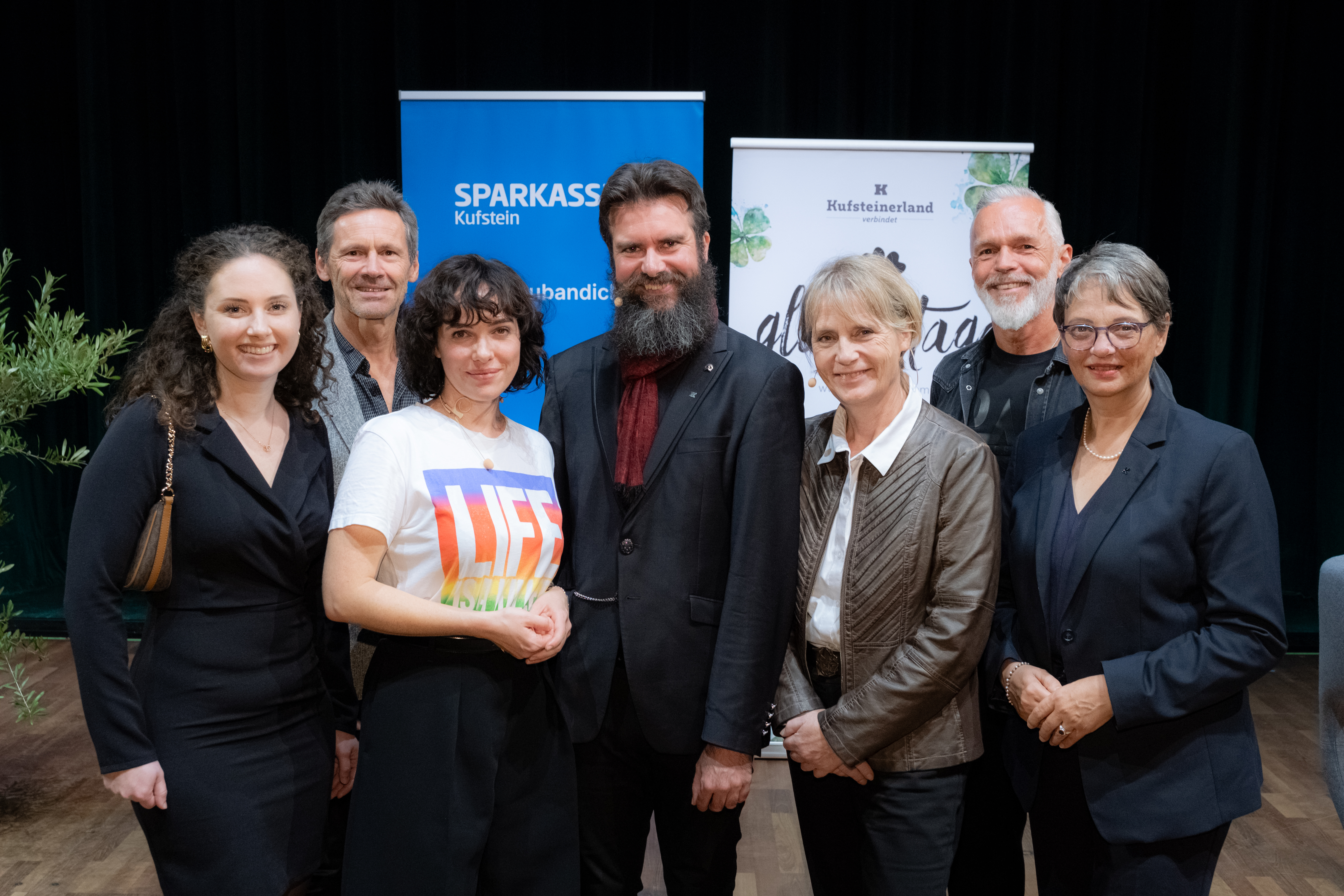 Verena Altenberger und Jutta Kleinschmidt in Erl – Glamour, Glanz und Glück in Erl bei den glück.tagen im Kufsteinerland 22 Gabriela Schwaiger, Johann Wegmair (Sparkasse Kufstein), Verena Altenberger, Klaus Reitberger, Jutta Kleinschmidt, Georg Hörhager, GF Sabine Mair, Obmann Georg