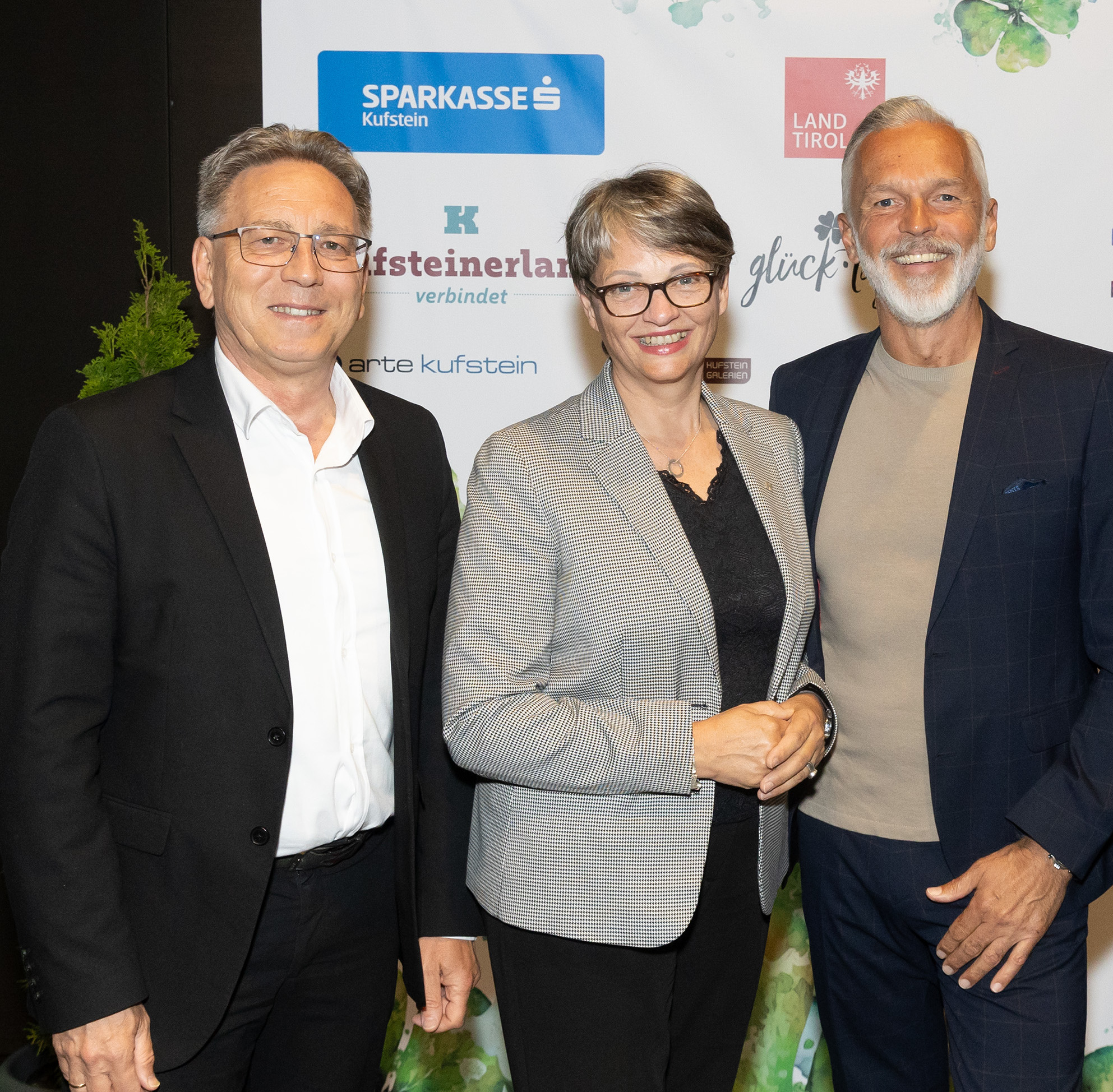 Travelbook Award 2024 geht nach Tirol: Festungsstadt Kufstein gewinnt wichtige deutsche Tourismusauszeichnung „Travelbook Award 2024“ 20 Bgm Martin Krumschnabel, GF Sabine Mair, Obmann Georg Hörhager