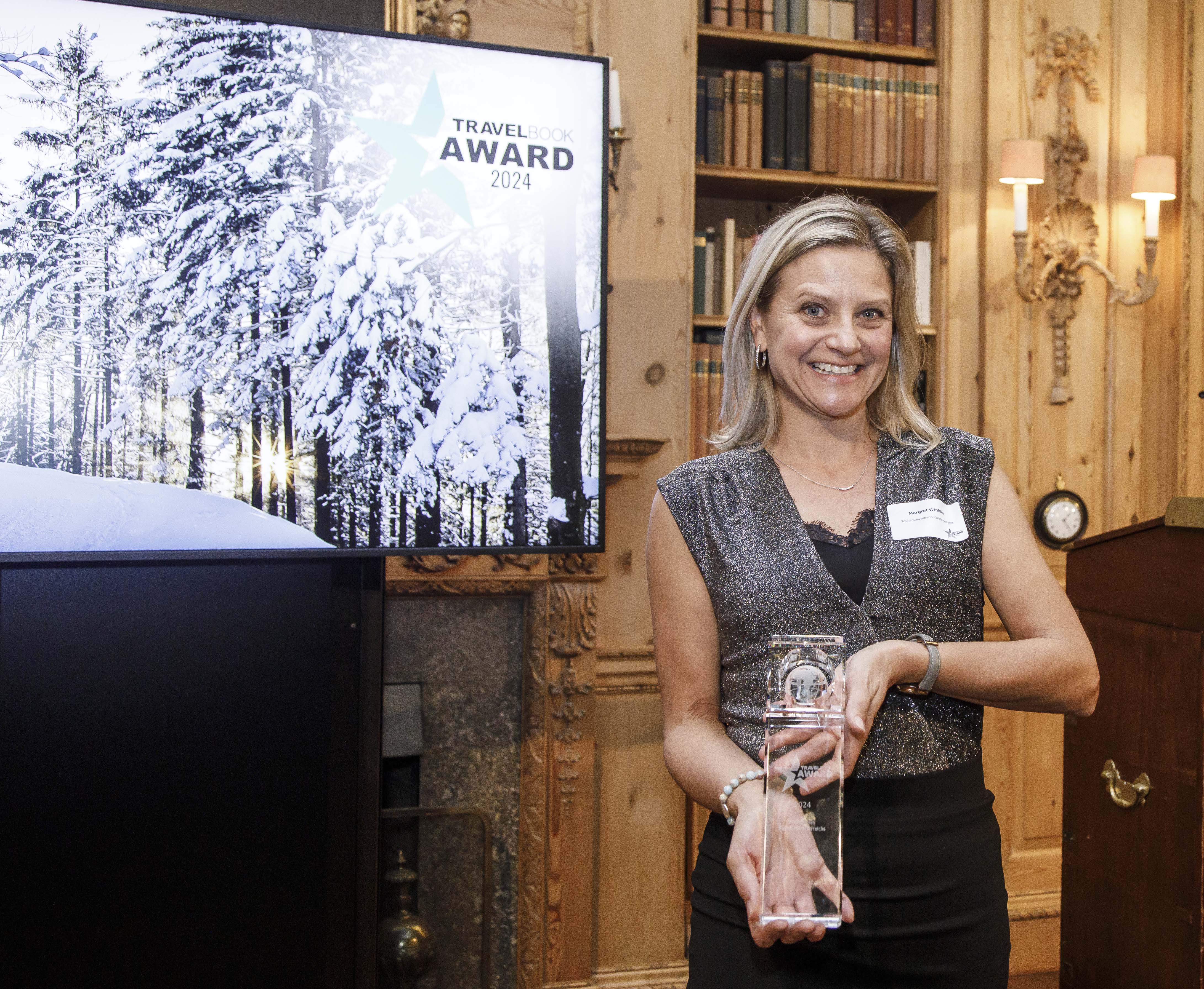 Travelbook Award 2024 geht nach Tirol: Festungsstadt Kufstein gewinnt wichtige deutsche Tourismusauszeichnung „Travelbook Award 2024“ 21 Margret Winkler vom Tourismusverband Kufsteinerland hält den Travelbook Award 2024 in Händen