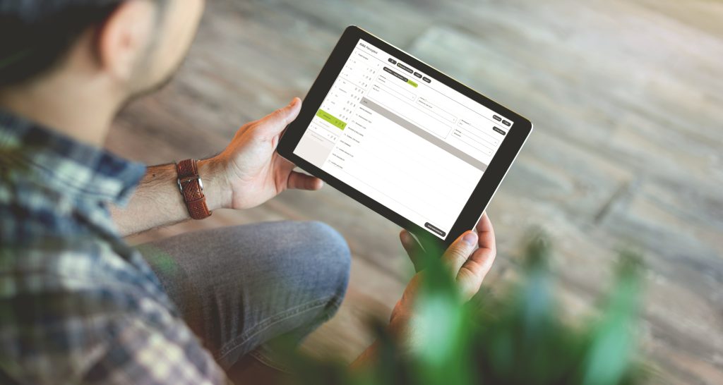 Neuer Gira Planungs Assistent (GPLA): Durchgängig digital: Gira verbindet Konfiguration, Planung und Inbetriebnahme in einem vernetzten Prozess 1 Bild zeigt Tablet mit Gira Plaungs Assistent