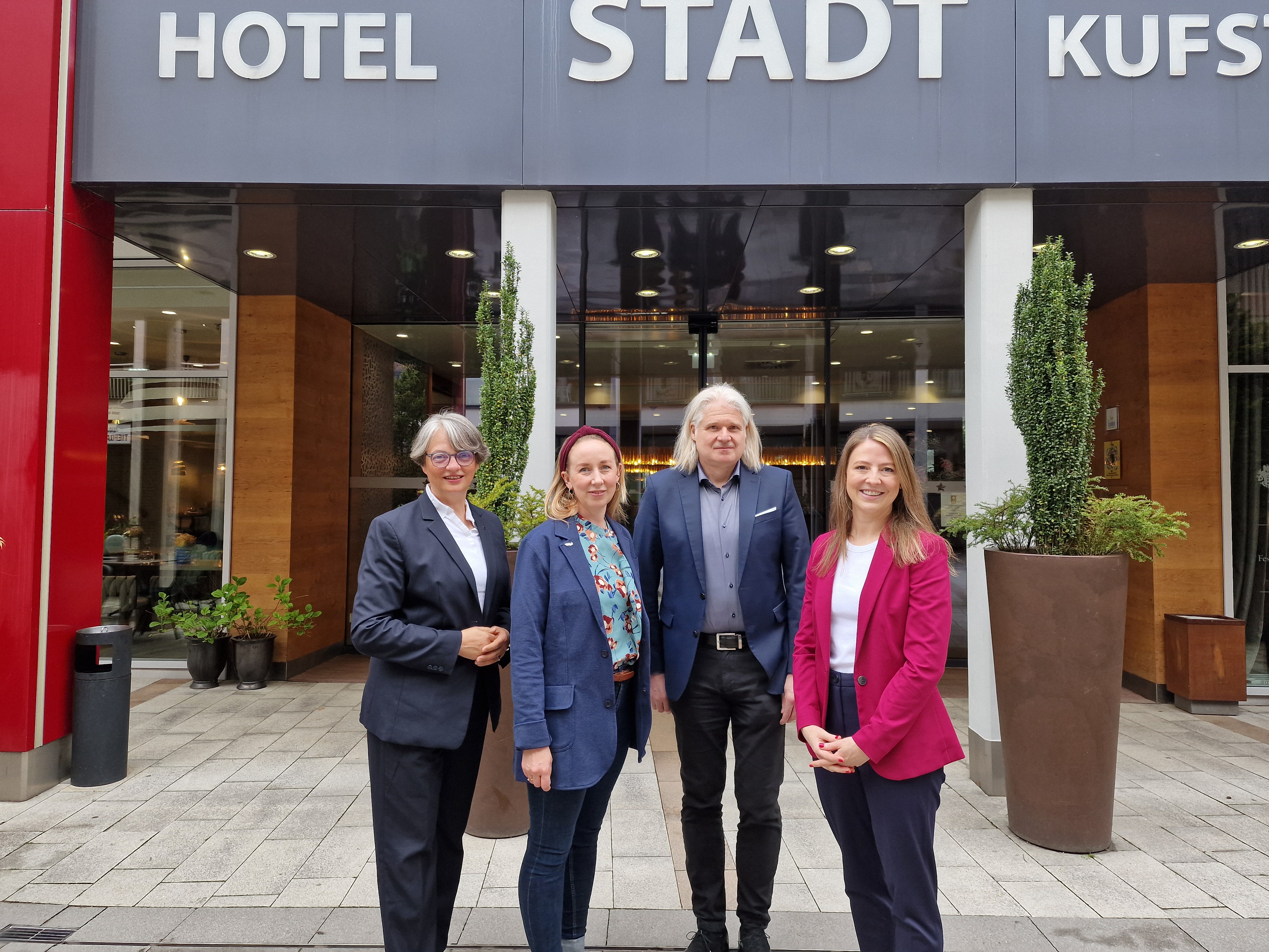 MICE-Netzwerktreffen der Tirol Werbung im Kufsteinerland 19 Personen in Kufstein vor dem Hotel Stadt Kufstein