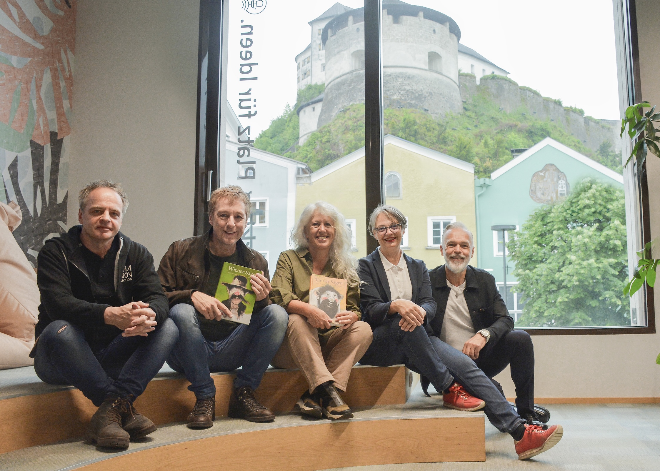 TV-Dreh im Kufsteinerland: Max Müller als „Der Sagenjäger“ auf Spurensuche in Tirol – ORF-Doku beleuchtet Sage „Der Schatz des Herrn Schmuck“ 19 Franz Gruber, Max Müller, Brigitte Weninger, Sabine Mair, Georg Hörhager