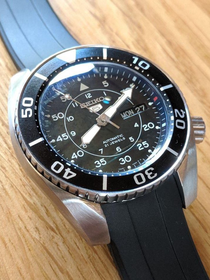 Seiko Mod by WellingTime UK. Seiko Sumo SNK Military Mod: This custom seiko has taken an original Seiko stainless steel sumo case and combined it with a Seiko SNK black military dial with SKX hour and minute hands and a extra long Swiss second hand that sweeps above the chapter ring.  