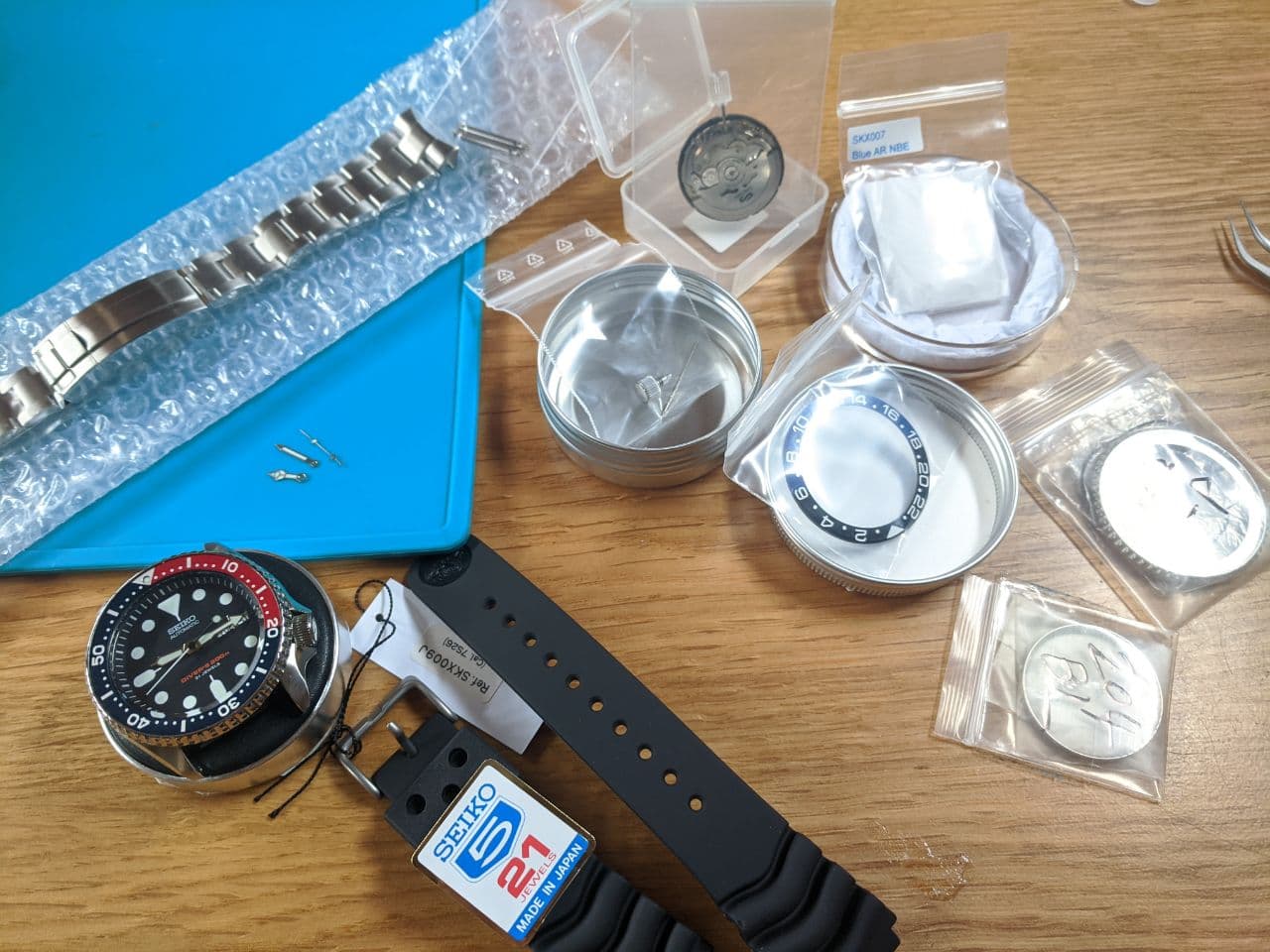 Seiko mods in the UK: Seiko SKX009J1 Dive Watch component parts for modding bezel, insert crystal movement, hands, steel chapter ring. Stainlees steel watch with diver bezel!