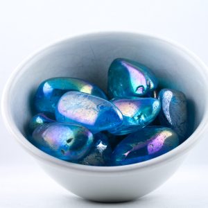 Aqua Aura kristaller ädelstenar trumlade spets stav kristaller slipade stenar healing stenar chakra stenar Wellness Ayurveda Halmstadmassören Halmstad Sverige Sweden svensk