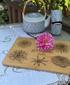 Bambus-fjøl-skjærefjøl-dahlia-georgine-30cmx20cm-wellsdesigns-lasergravering-gave