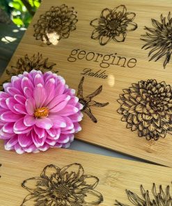 Bambus-fjøl-skjærefjøl-dahlia-georgine-30cmx20cm-wellsdesigns-lasergravering-gave