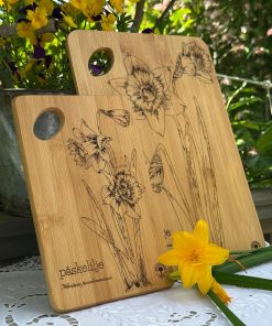 Bambus-fjøl-påskelilje-skjærefjøl-wellsdesigns-lasergravering-gave