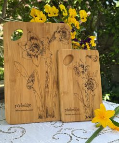 Bambus-fjøl-påskelilje-skjærefjøl-wellsdesigns-lasergravering-gave