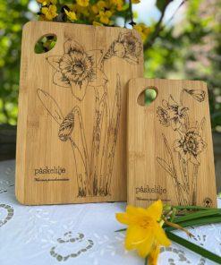 Bambus-fjøl-påskelilje-skjærefjøl-wellsdesigns-lasergravering-gave