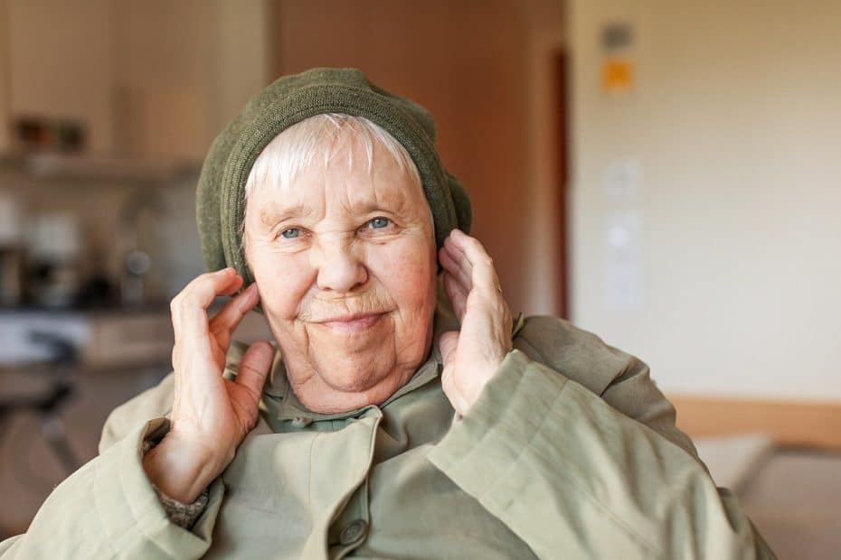 Bild på äldre kvinna som gillar välfärdsteknik