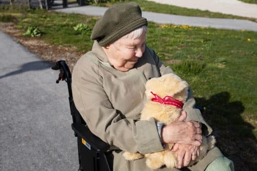 Gun med hund på promenad