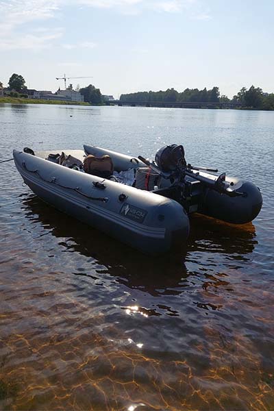 Inflatable rubber boat with multiple air chambers