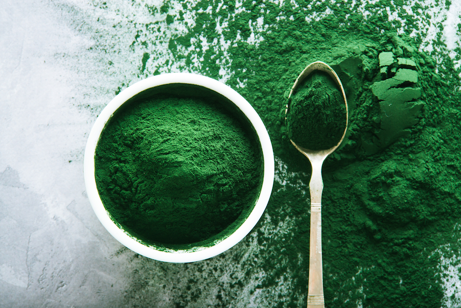 What is the difference between chlorella and spirulina?