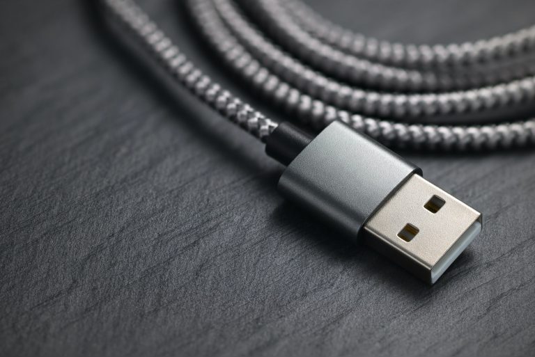 Sådan installeres en USB-udtag