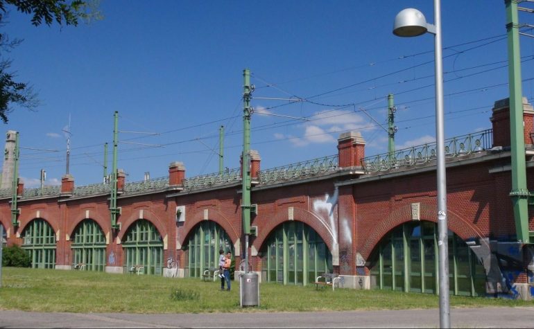 historische Stadtbahnbögen in Wien, Backstein, Oberleitungen, Wiese