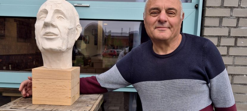 Buste van Johan Cruijff bij wijkgebouw De Dissel Kunstenaar Bart Sajadjan buste Johan Cruijff poseren