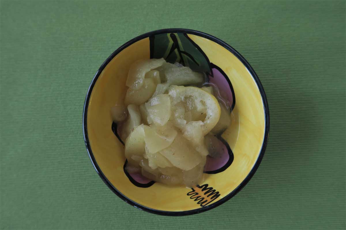 Briefly simmered apple chunks with lemon and vanille photo: ©️Nel Brouwer-van den Bergh