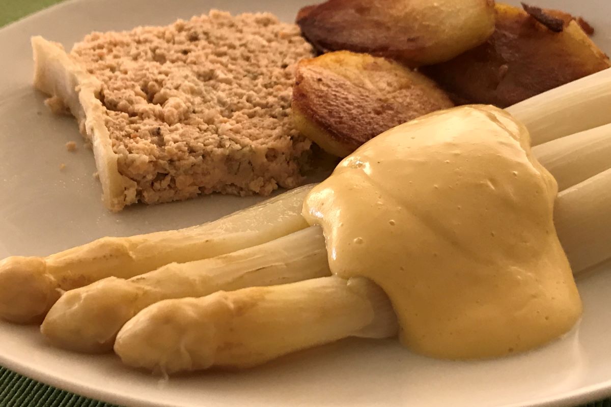 Bearnaise sauce with vegetable oil and lower fat content and salmon pate en croute ©️ Nel Brouwer-van den Bergh