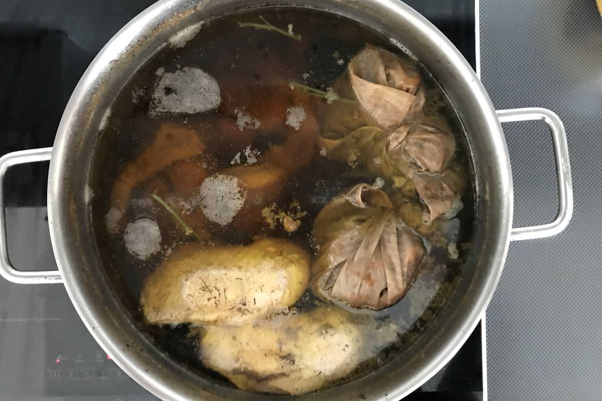 Beef broth for Vietnamese Pho with a hint of chicken wilfriedscooking
