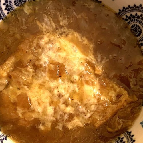 Caramelized onion soup in Mushroom broth ©️ Nel Brouwer-van den Bergh