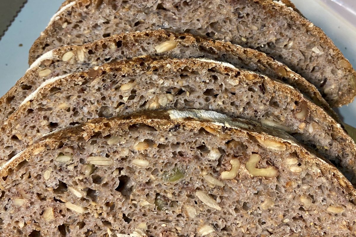 sour dough multi grain and seed bread sliced©️ Nel Brouwer-van den Bergh