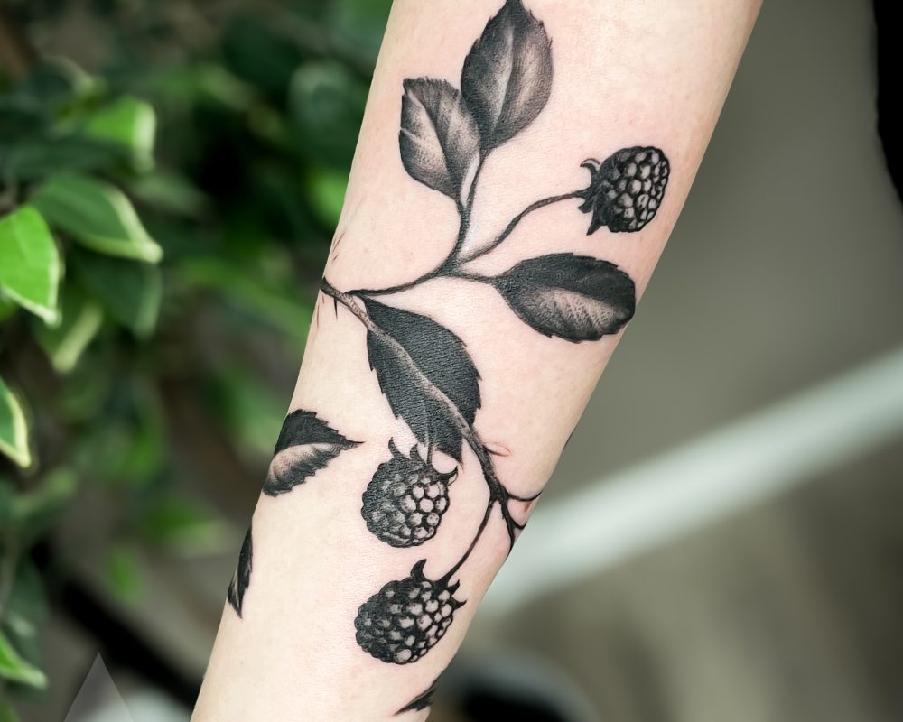 Realistic blackberries arm piece