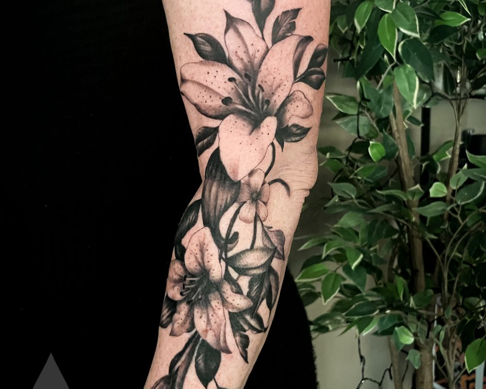 Realistic lilies lily flowers arm piece